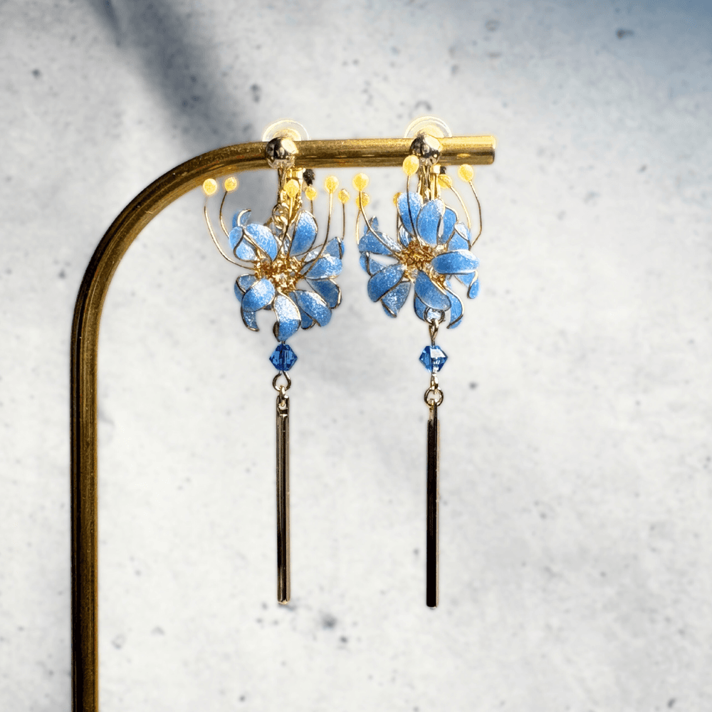 【彼岸花／曼珠沙華】イヤリング ブルー／ニッケルフリー／金属アレルギー対応／揺れるデザイン／受注生産